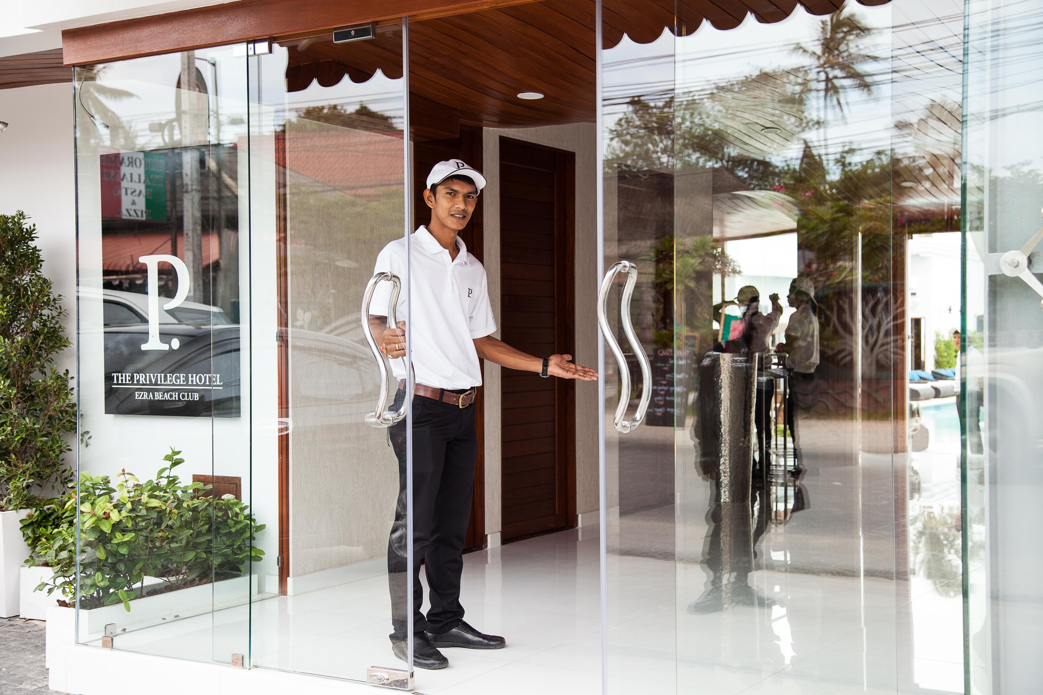 The Privilege Hotel Ezra Beach Club Praia de Bang Rak Exterior foto