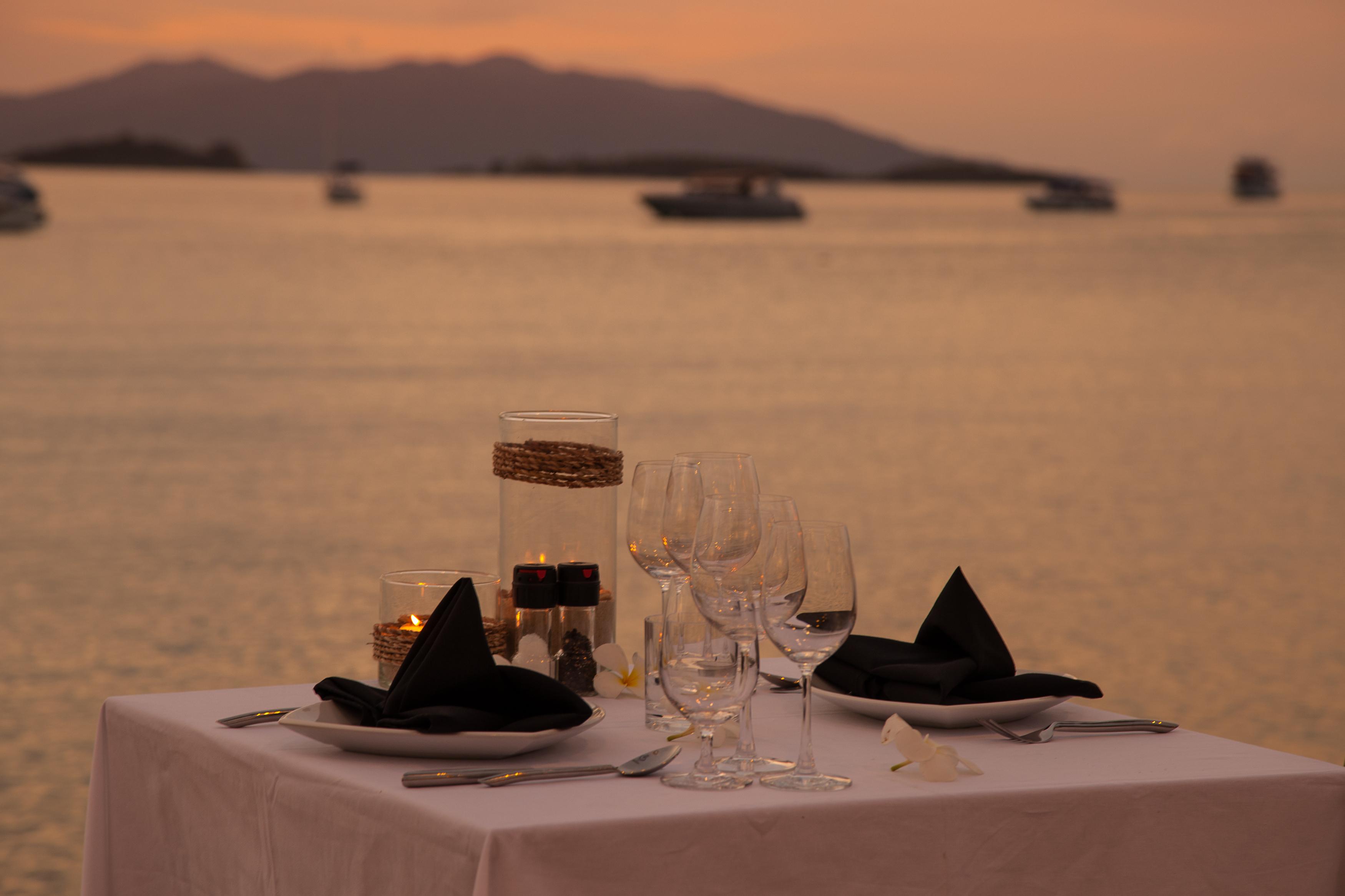 The Privilege Hotel Ezra Beach Club Praia de Bang Rak Exterior foto