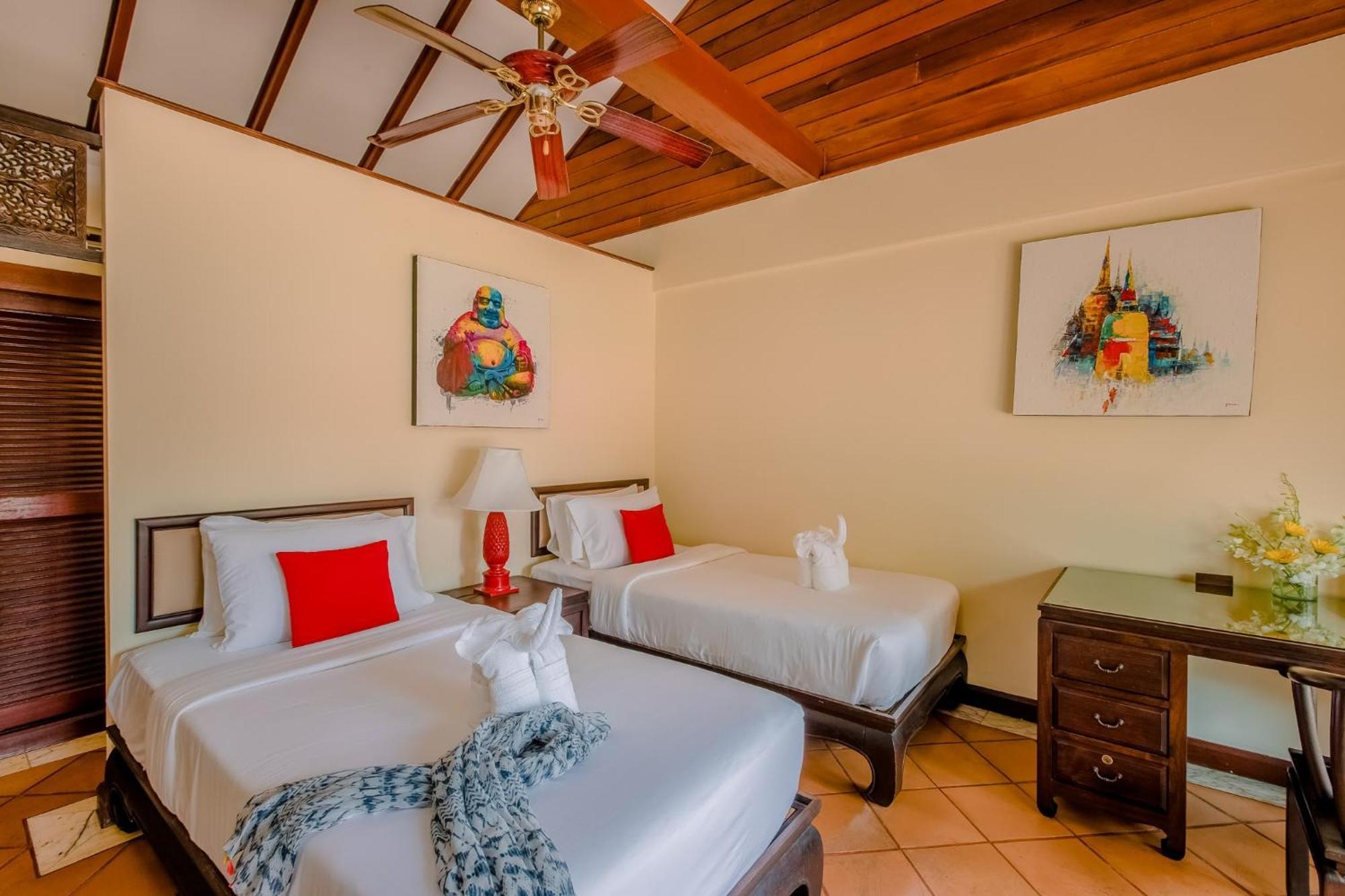 The Privilege Hotel Ezra Beach Club Praia de Bang Rak Exterior foto
