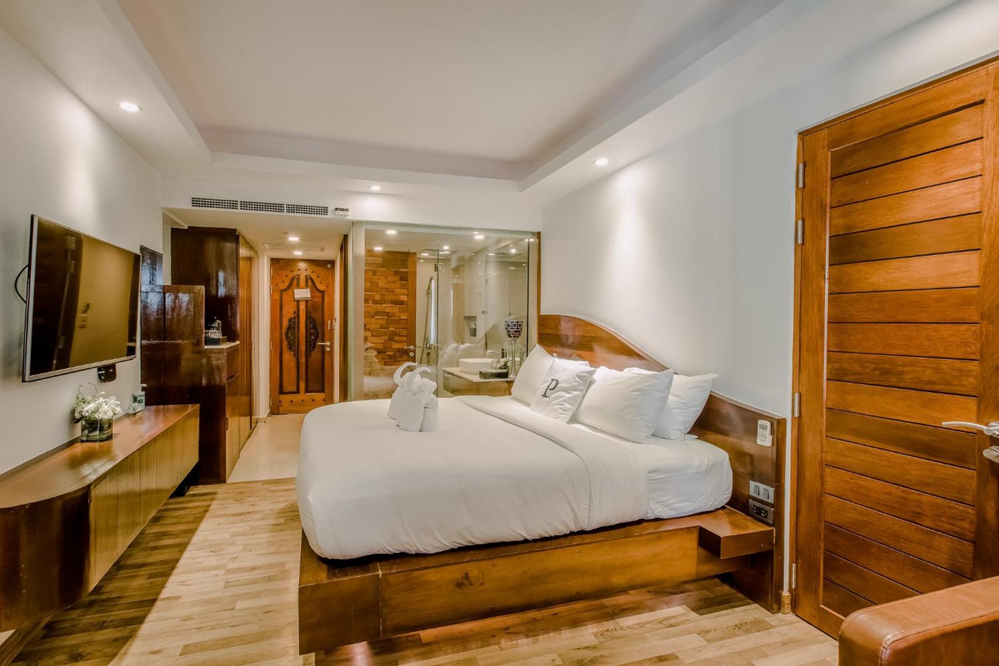 The Privilege Hotel Ezra Beach Club Praia de Bang Rak Exterior foto