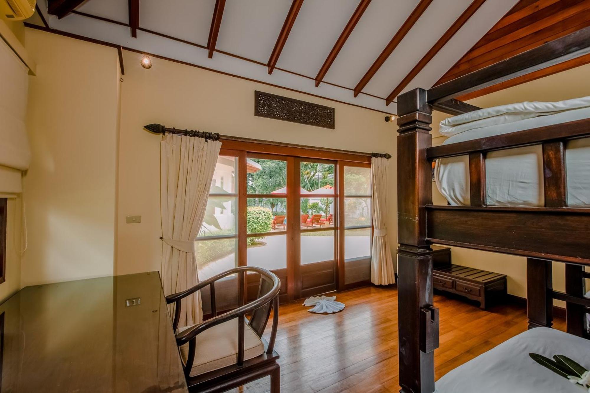 The Privilege Hotel Ezra Beach Club Praia de Bang Rak Exterior foto