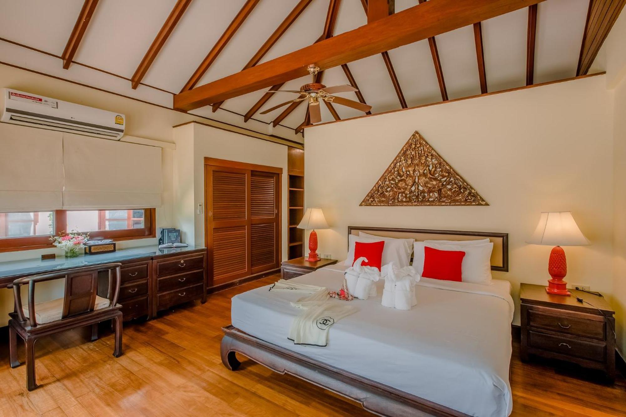 The Privilege Hotel Ezra Beach Club Praia de Bang Rak Exterior foto