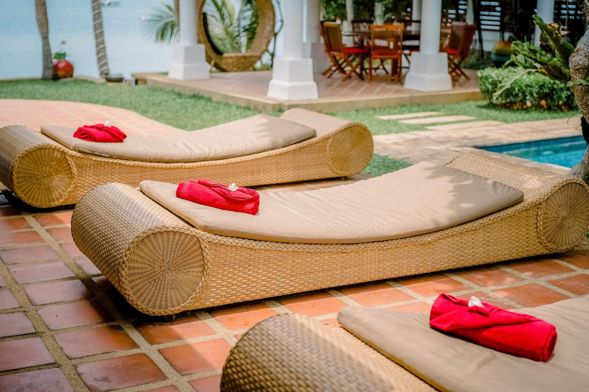 The Privilege Hotel Ezra Beach Club Praia de Bang Rak Exterior foto