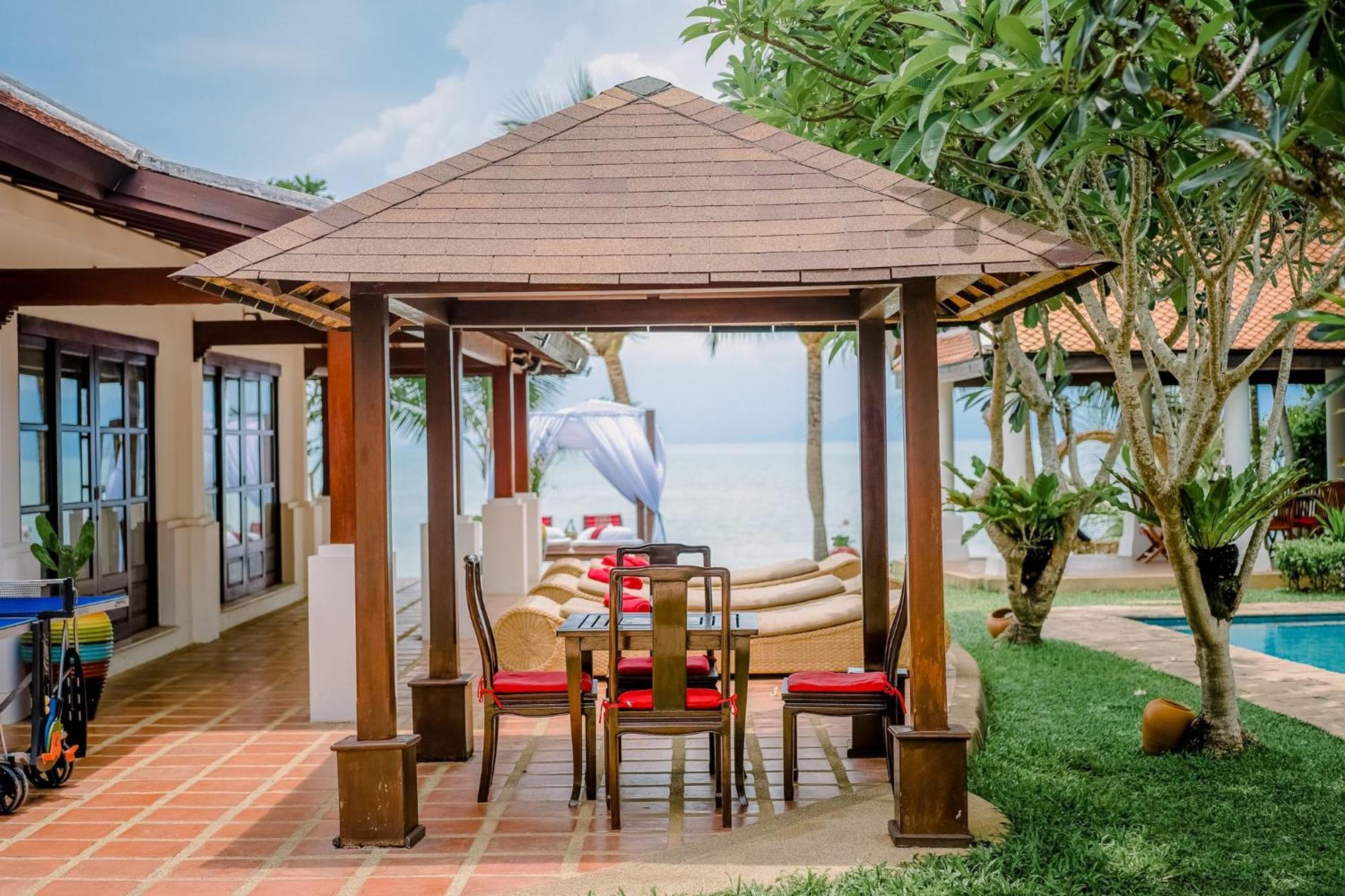The Privilege Hotel Ezra Beach Club Praia de Bang Rak Exterior foto